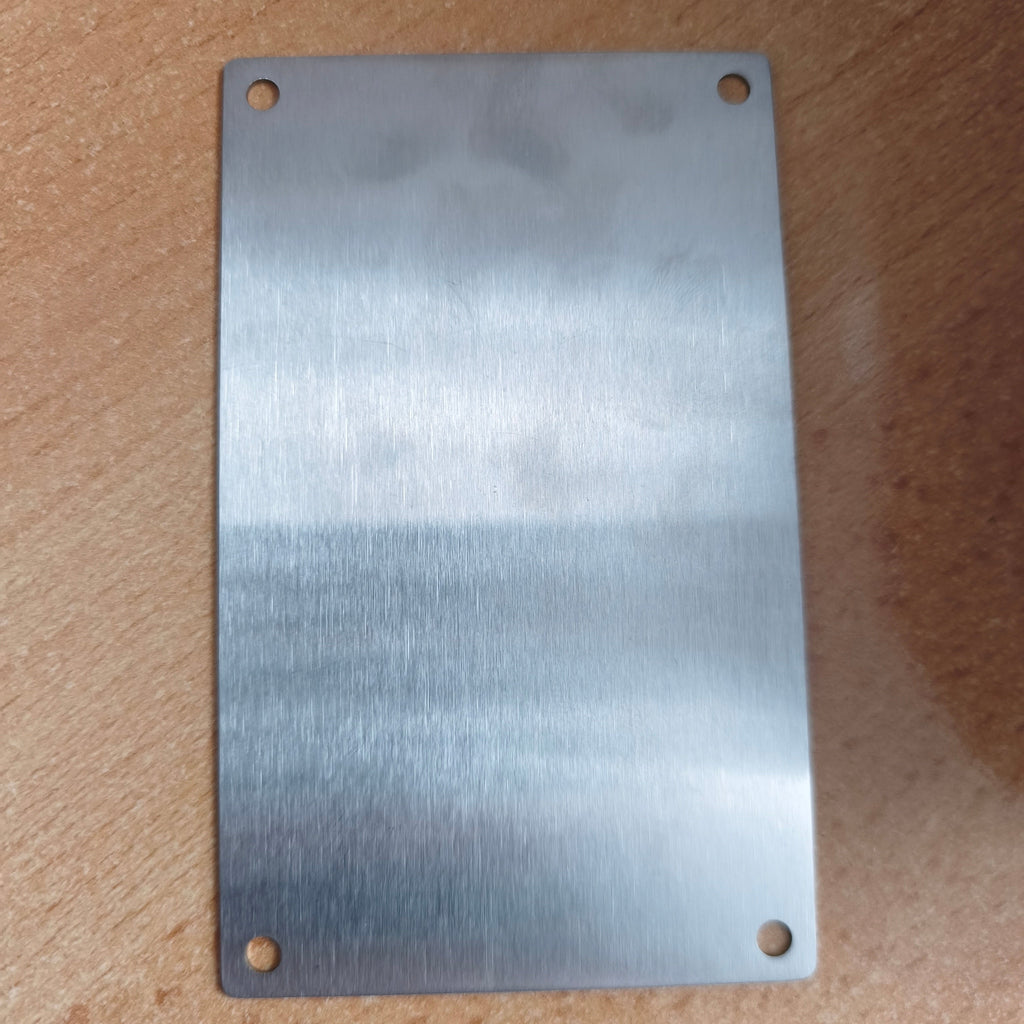 Typenschild 115×70 mm – Edelstahl V4A 1,0 mm (gebürstet) | Tiefen-Lasergravur | 4× Ø4,2 mm