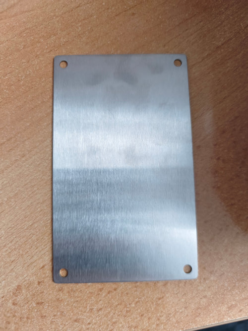 Typenschild 115×70 mm – Edelstahl 1.4401 oder Eloxal-Alu 0,8 mm (Unterdruck) + Laser/Dot-Peen | 4 Bohrungen + 3M Schaumkleber
