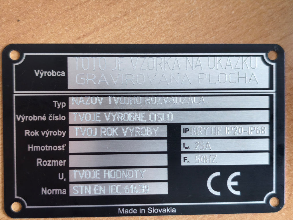 Typenschild 115×70 mm – Eloxal-Alu 0,8 mm (Unterdruck) + Laser/Dot-Peen | 4 Bohrungen + 3M Schaumkleber