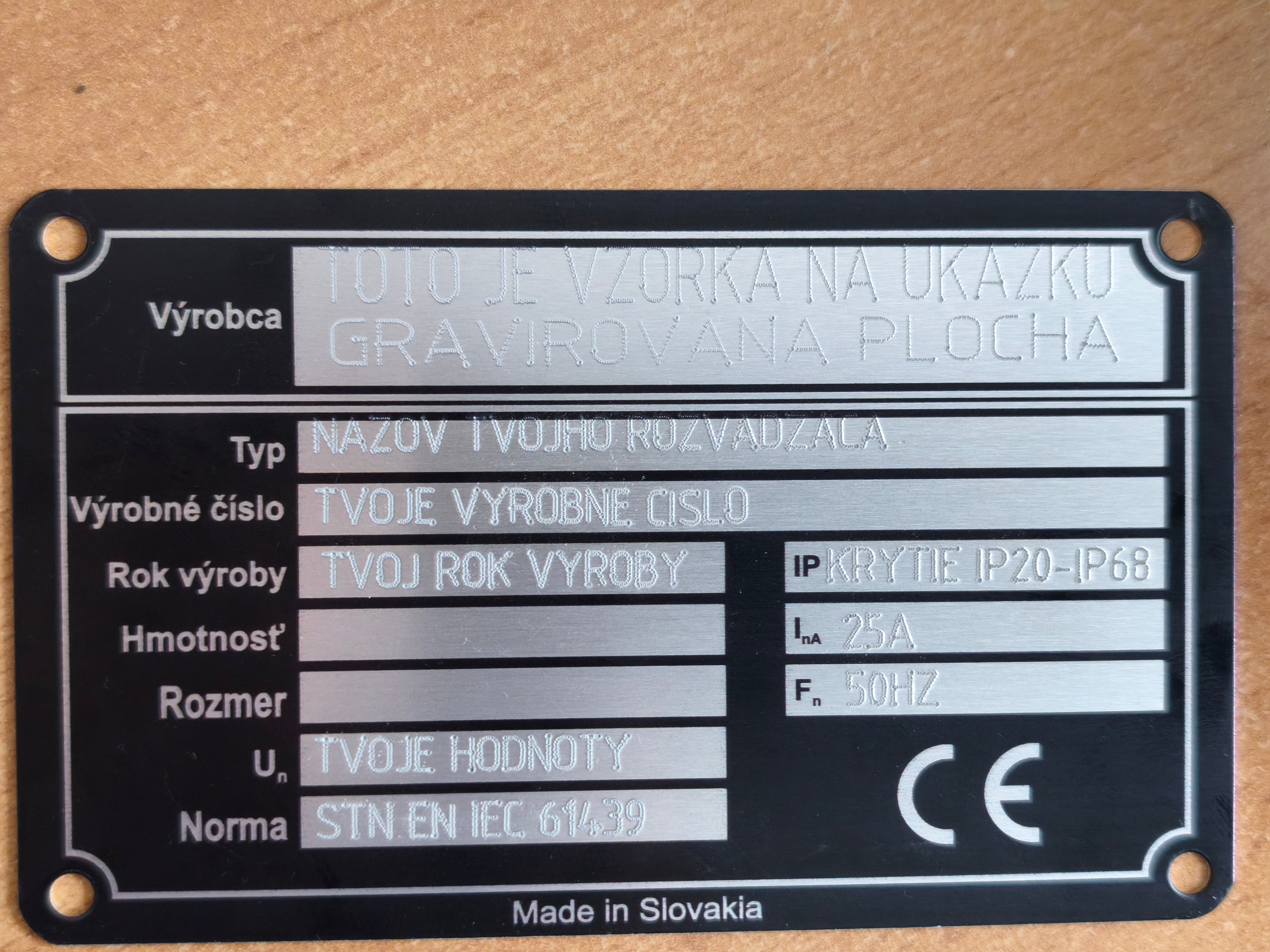 Typenschild 115×70 mm – Eloxal-Alu 0,8 mm (Unterdruck) + Laser/Dot-Peen | 4 Bohrungen + 3M Schaumkleber
