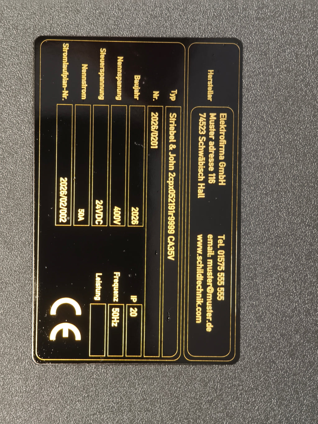 Magnetschild aus Messing 89×54×0,8 mm – schwarz lackiert | Lasergravur | 2K-Schutzlack | Magnetbefestigung