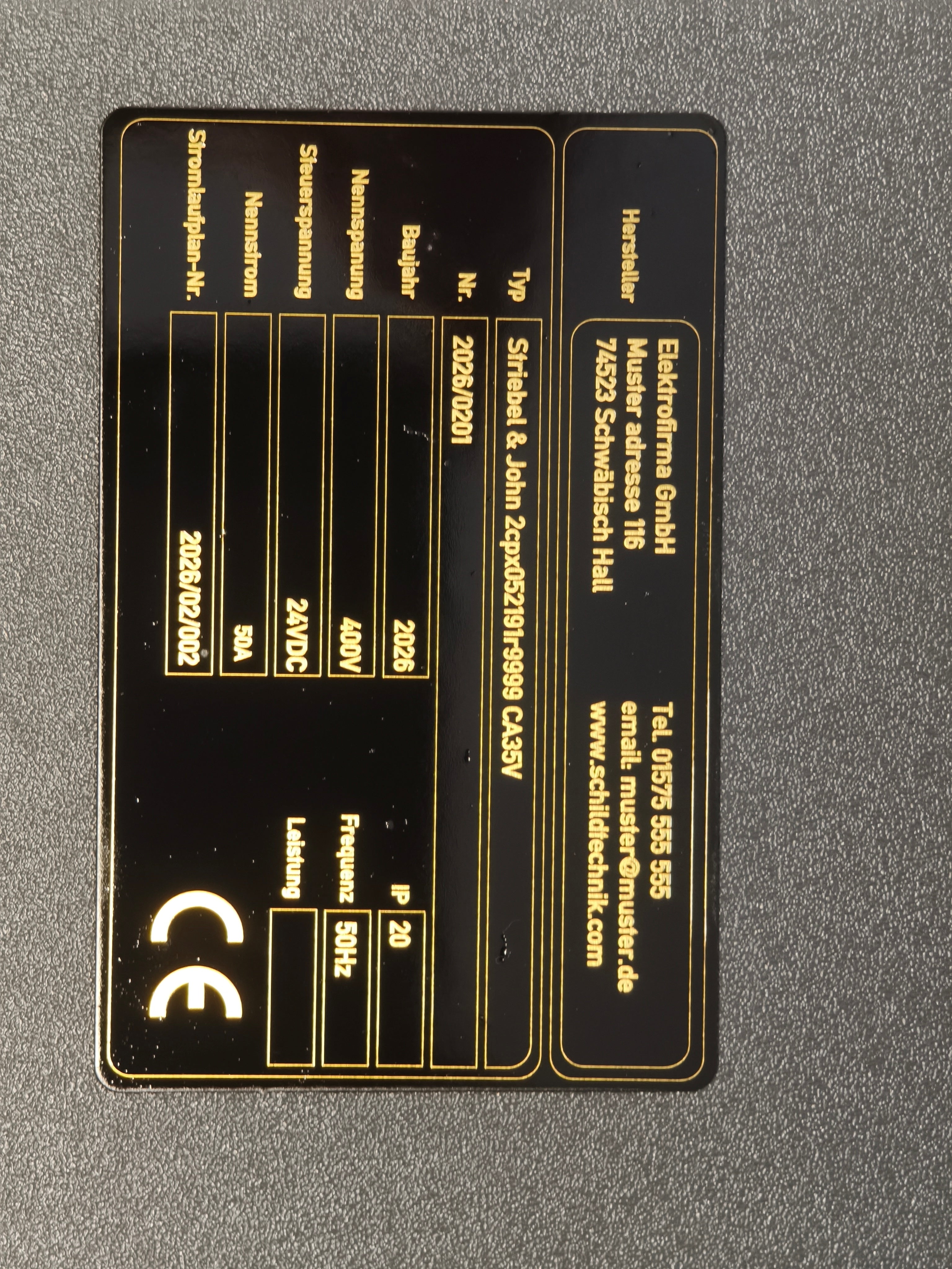 Magnetschild aus Messing 89×54×0,8 mm – schwarz lackiert | Lasergravur | 2K-Schutzlack | Magnetbefestigung