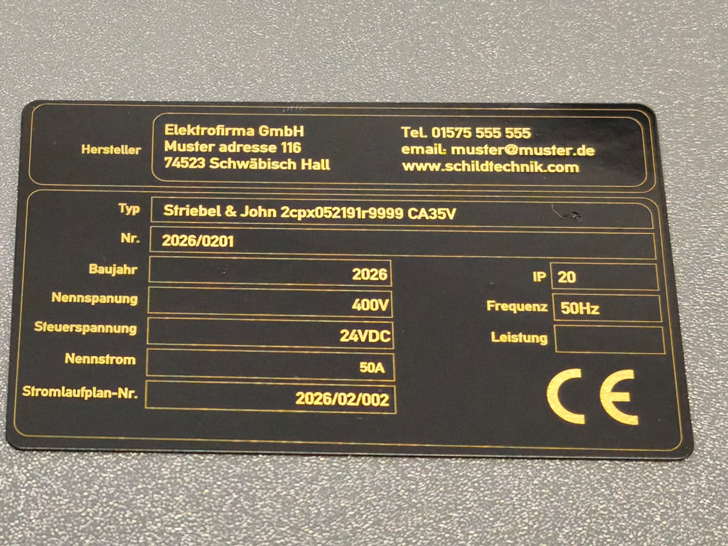Magnetschild aus Messing 89×54×0,8 mm – schwarz lackiert | Lasergravur | 2K-Schutzlack | Magnetbefestigung