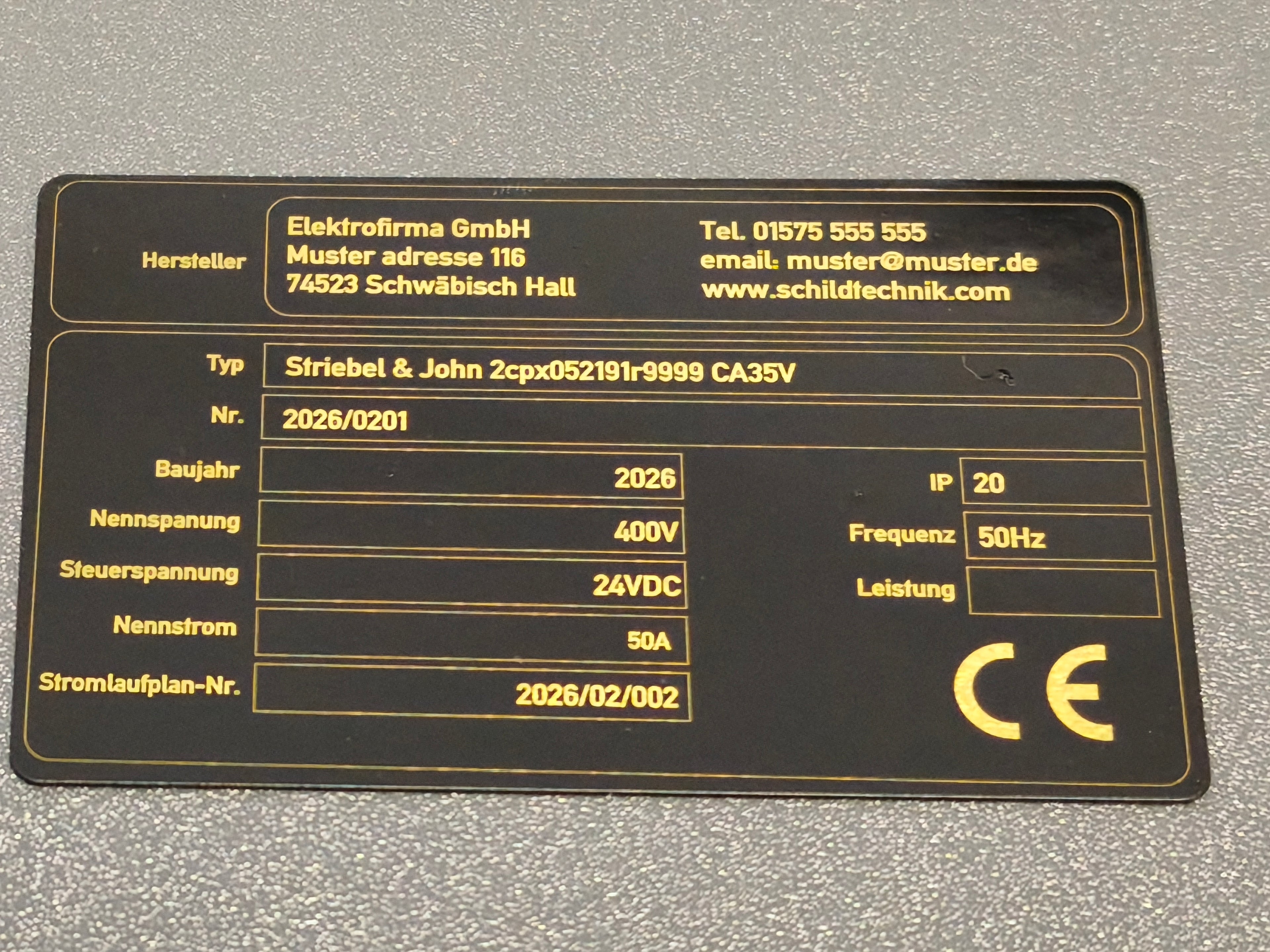 Magnetschild aus Messing 89×54×0,8 mm – schwarz lackiert | Lasergravur | 2K-Schutzlack | Magnetbefestigung