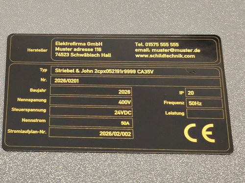 Magnetschild aus Messing 89×54×0,8 mm – schwarz lackiert | Lasergravur | 2K-Schutzlack | Magnetbefestigung