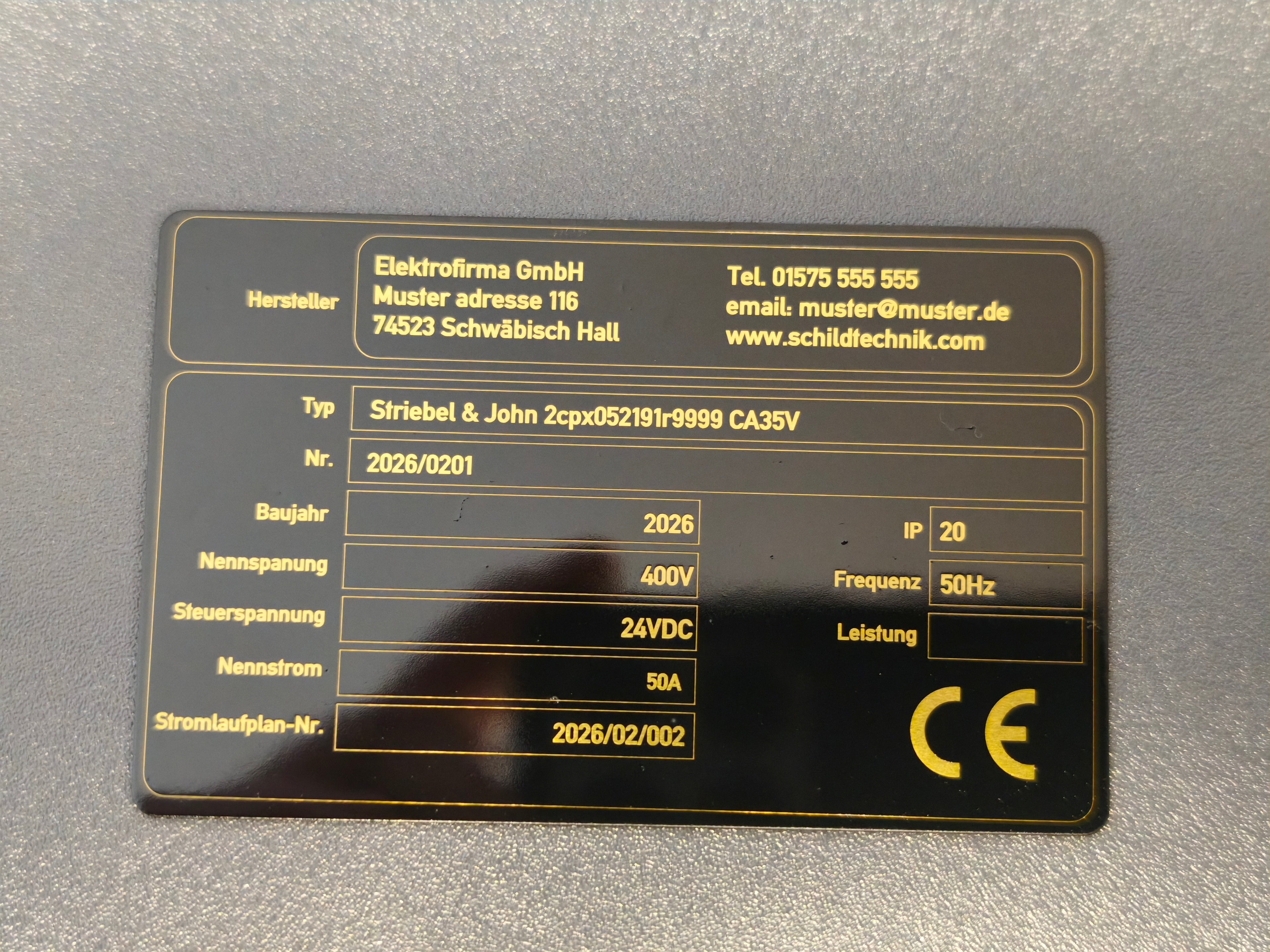 Magnetschild aus Messing 89×54×0,8 mm – schwarz lackiert | Lasergravur | 2K-Schutzlack | Magnetbefestigung
