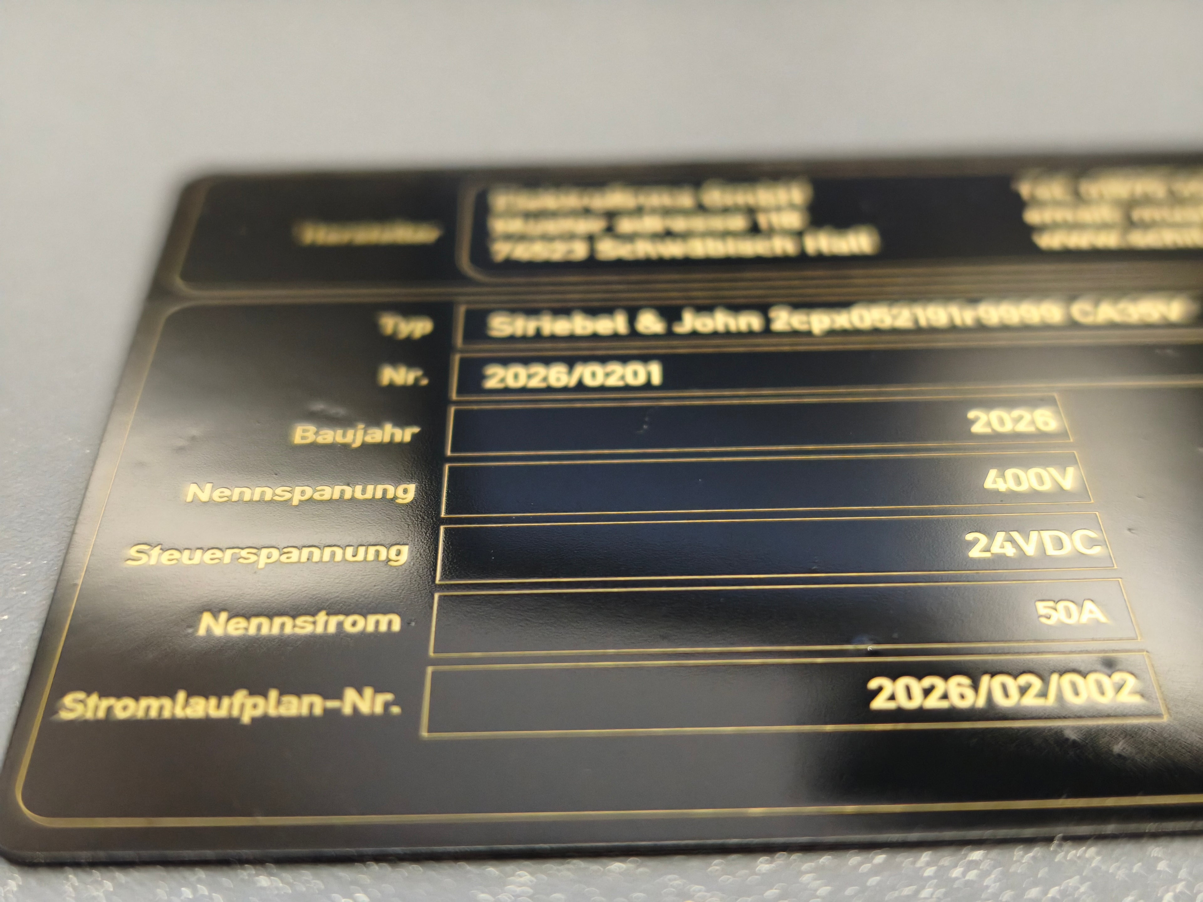 Magnetschild aus Messing 89×54×0,8 mm – schwarz lackiert | Lasergravur | 2K-Schutzlack | Magnetbefestigung