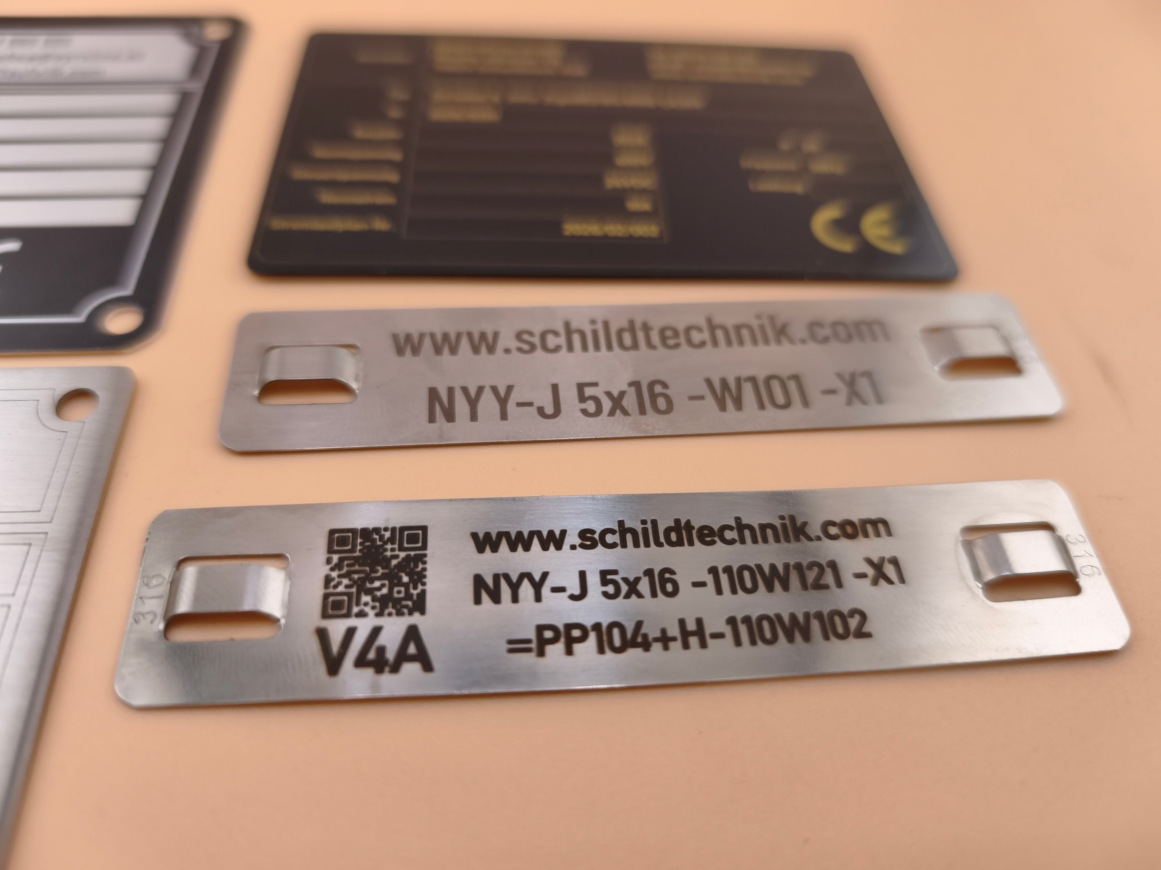Kabelkennzeichnung V4A 95×20 mm – Edelstahl 0,5 mm  | Lasergravur | 2× Langloch-Montage