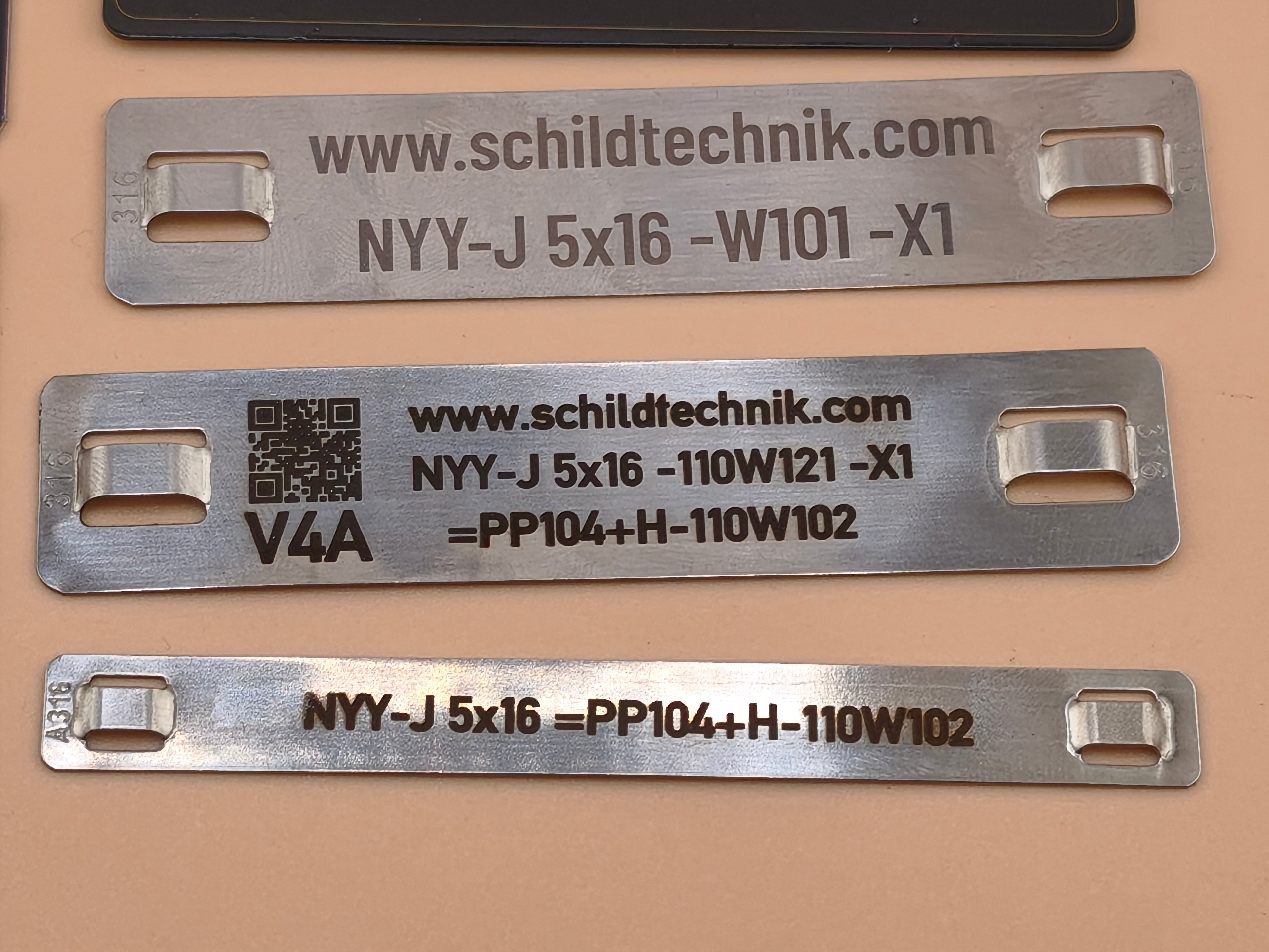 Kabelkennzeichnung 89×9,5 mm – Edelstahl V4A 0,5 mm (ungebürstet) | Lasergravur | 2× Langloch