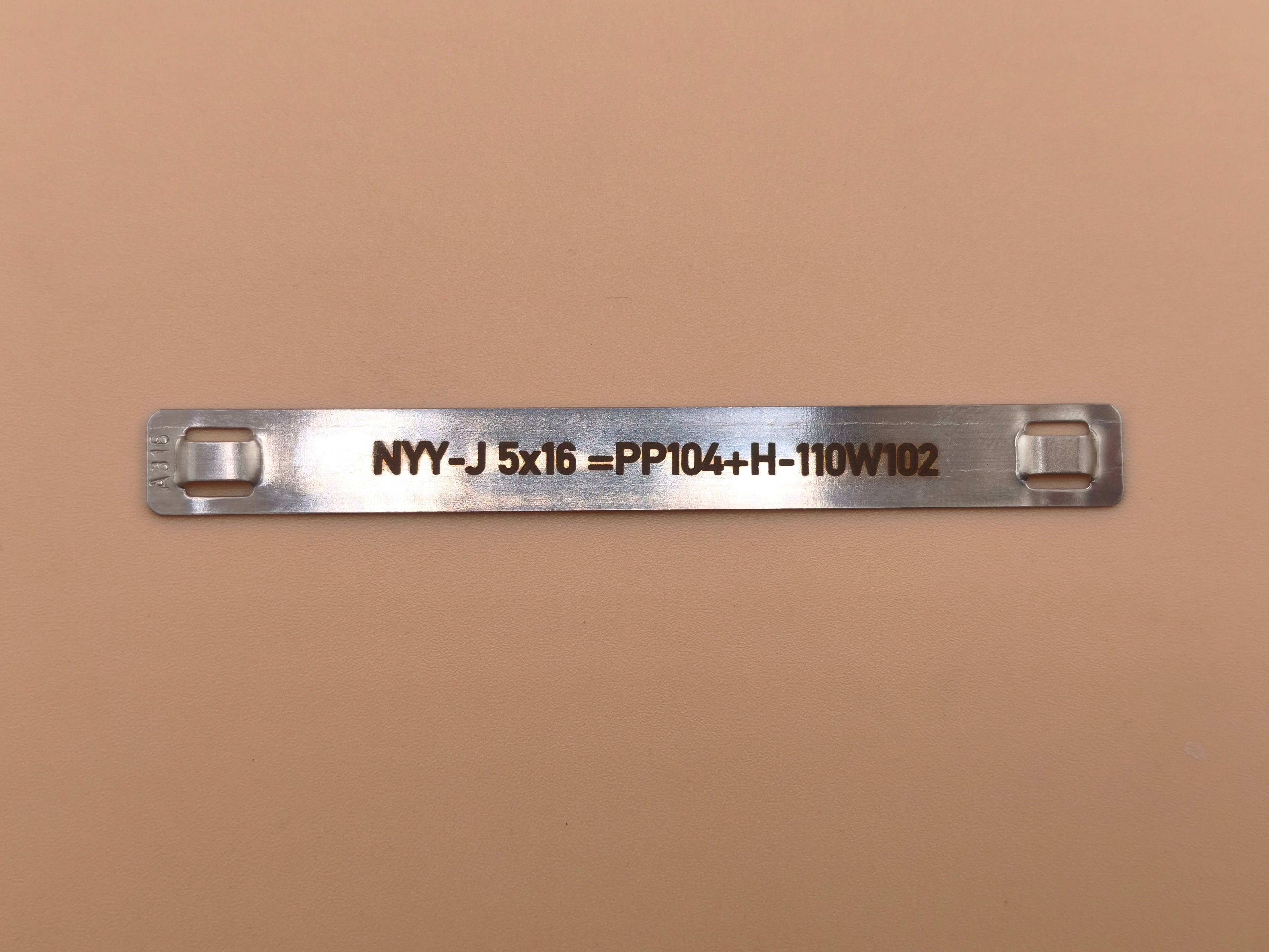 Kabelkennzeichnung 89×9,5 mm – Edelstahl V4A 0,5 mm (ungebürstet) | Lasergravur | 2× Langloch