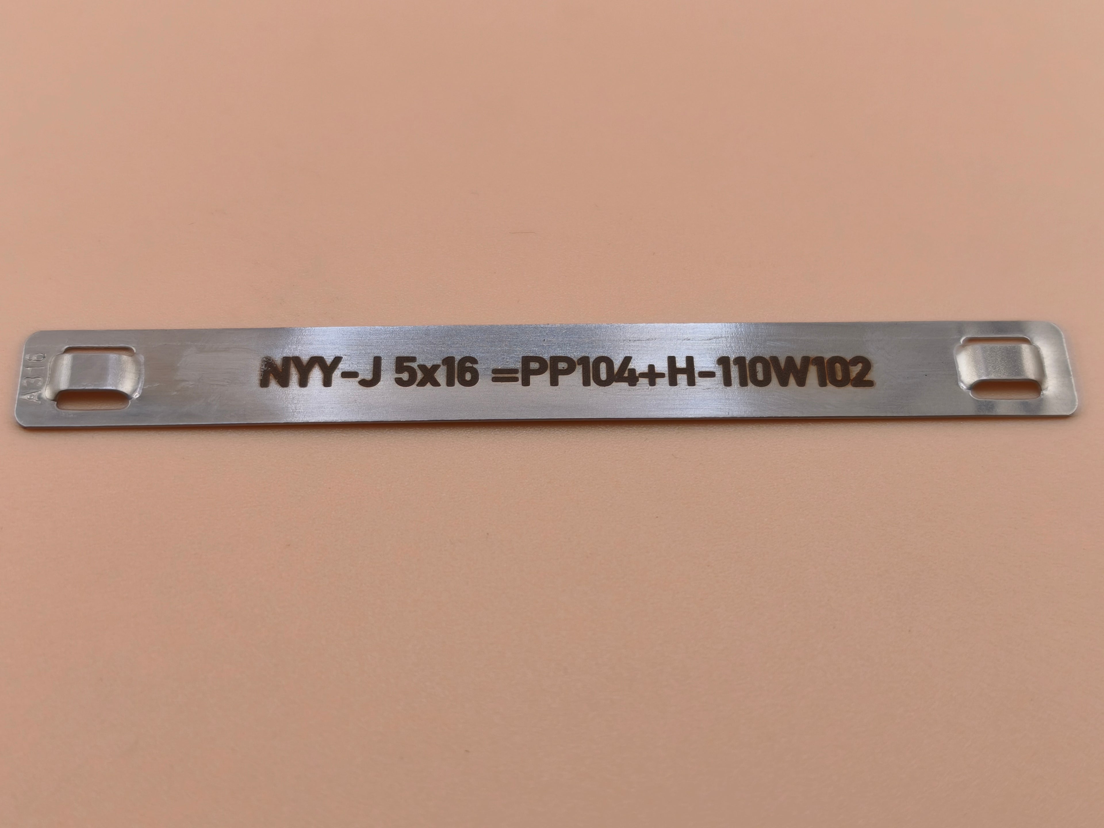 Kabelkennzeichnung 89×9,5 mm – Edelstahl V4A 0,5 mm (ungebürstet) | Lasergravur | 2× Langloch