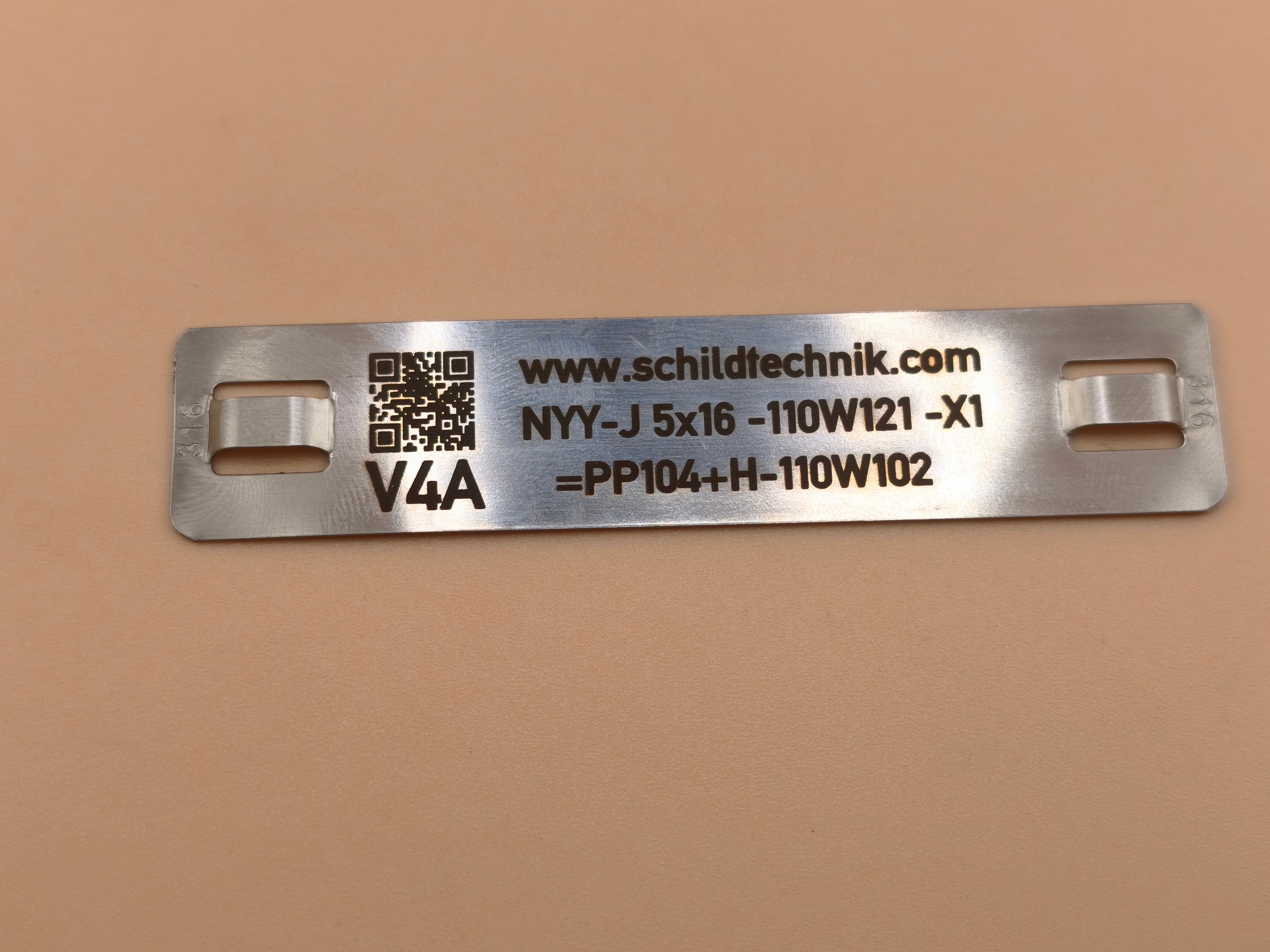 Kabelkennzeichnung V4A 95×20 mm – Edelstahl 0,5 mm  | Lasergravur | 2× Langloch-Montage