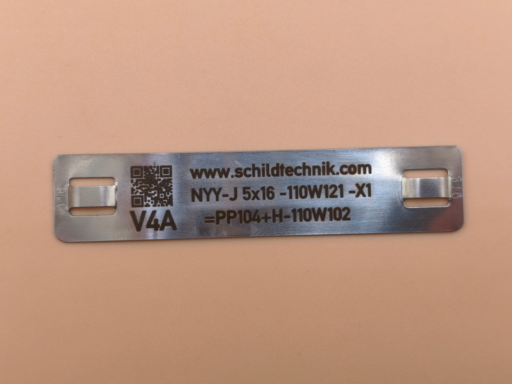 Kabelkennzeichnung V4A 95×20 mm – Edelstahl 0,5 mm | Lasergravur | 2× Langloch-Montage