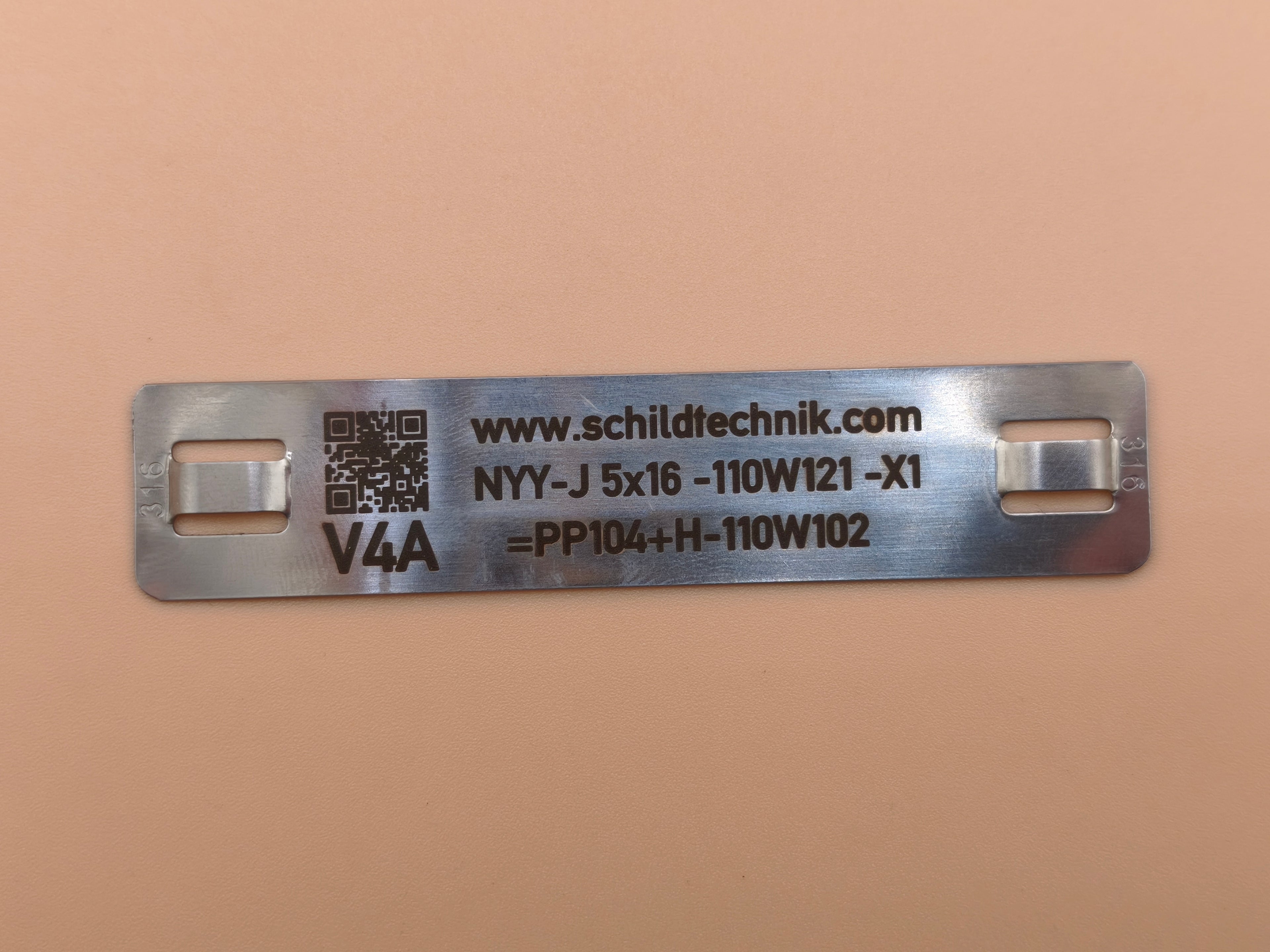 Kabelkennzeichnung V4A 95×20 mm – Edelstahl 0,5 mm  | Lasergravur | 2× Langloch-Montage