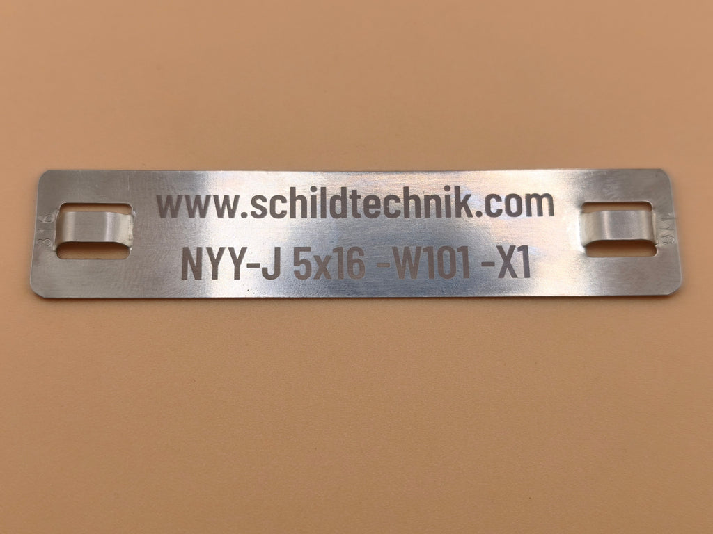 Kabelkennzeichnung V4A 95×20 mm – Edelstahl 0,5 mm | Lasergravur | 2× Langloch-Montage