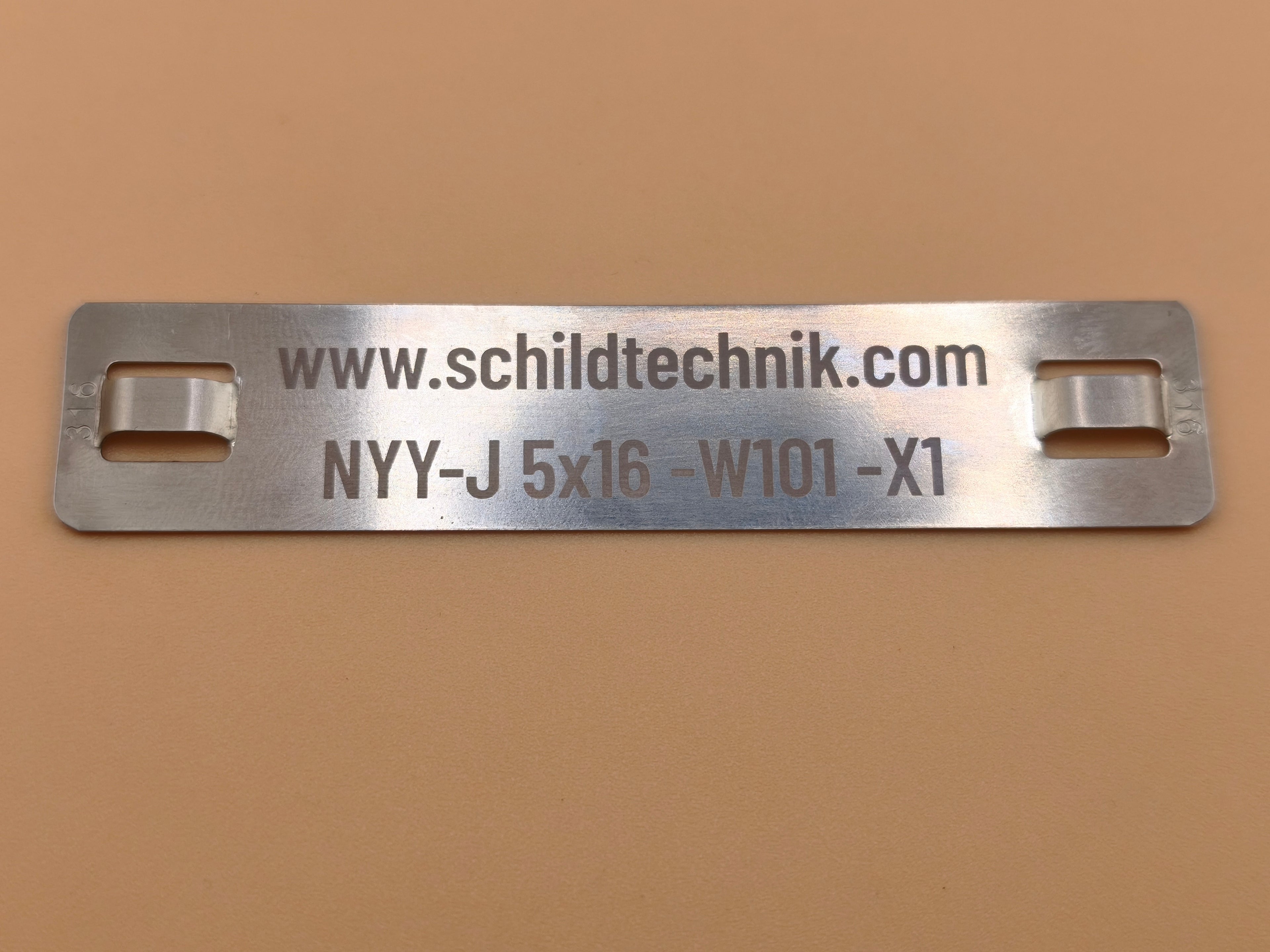 Kabelkennzeichnung V4A 95×20 mm – Edelstahl 0,5 mm | Lasergravur | 2× Langloch-Montage