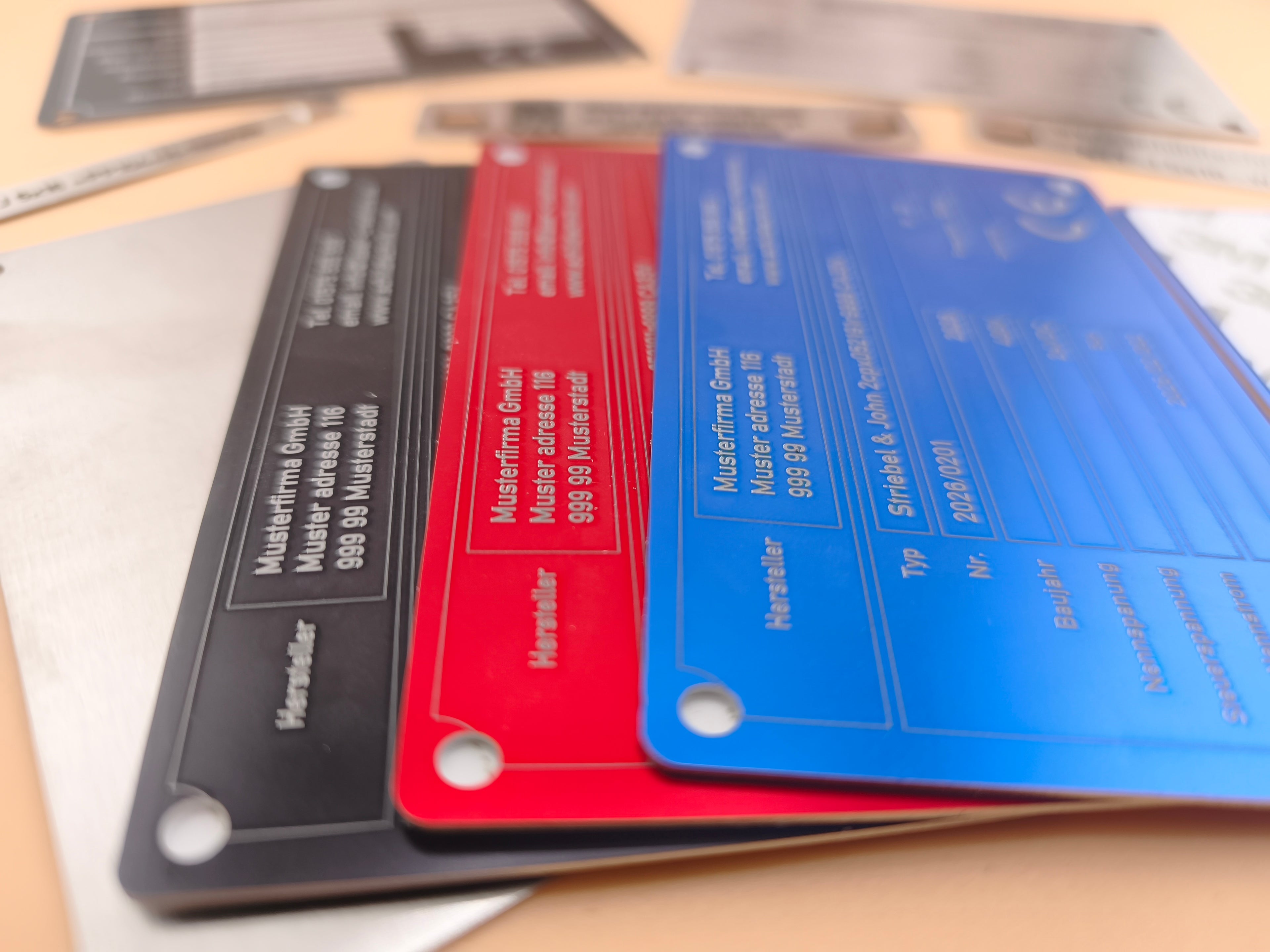Anodisiertes Aluminium Typenschild 115×70 mm – Lasergravur nach Wunsch (mit 3M™ Klebefolie / 4 Bohrungen)