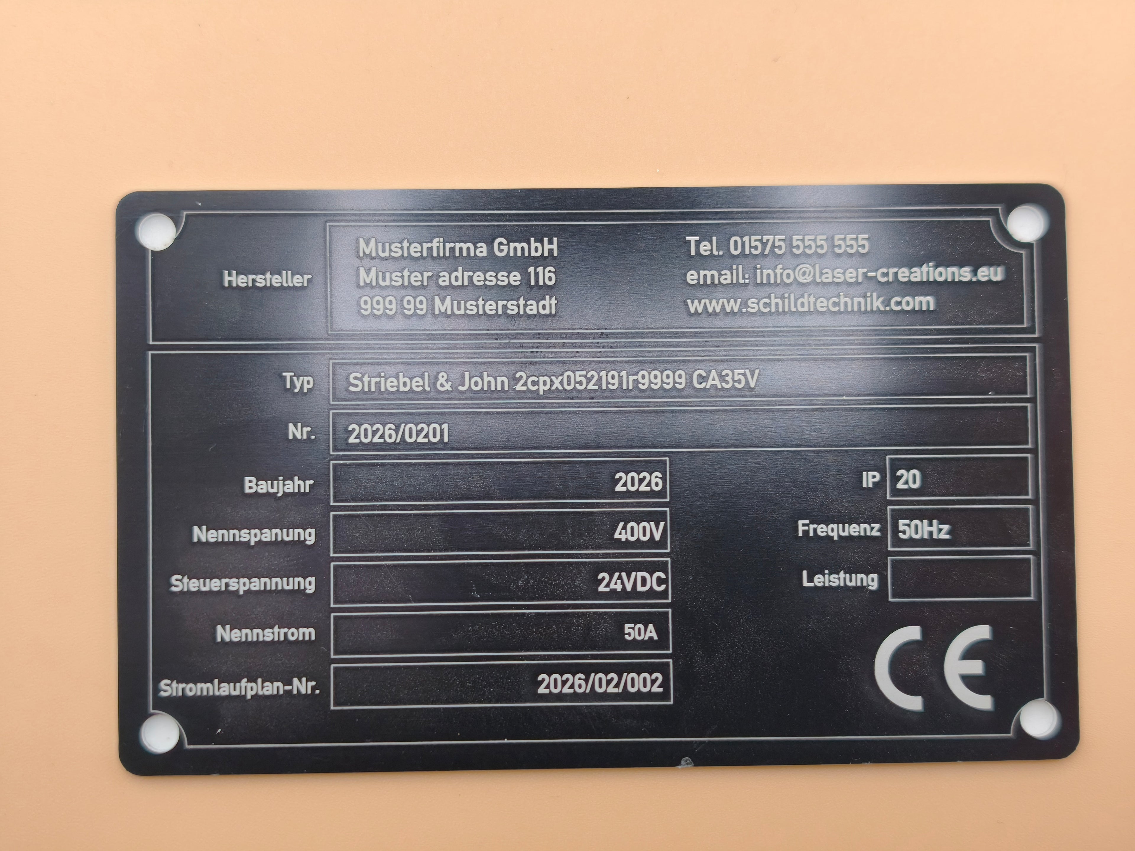 Anodisiertes Aluminium Typenschild 115×70 mm – Lasergravur nach Wunsch (mit 3M™ Klebefolie / 4 Bohrungen)