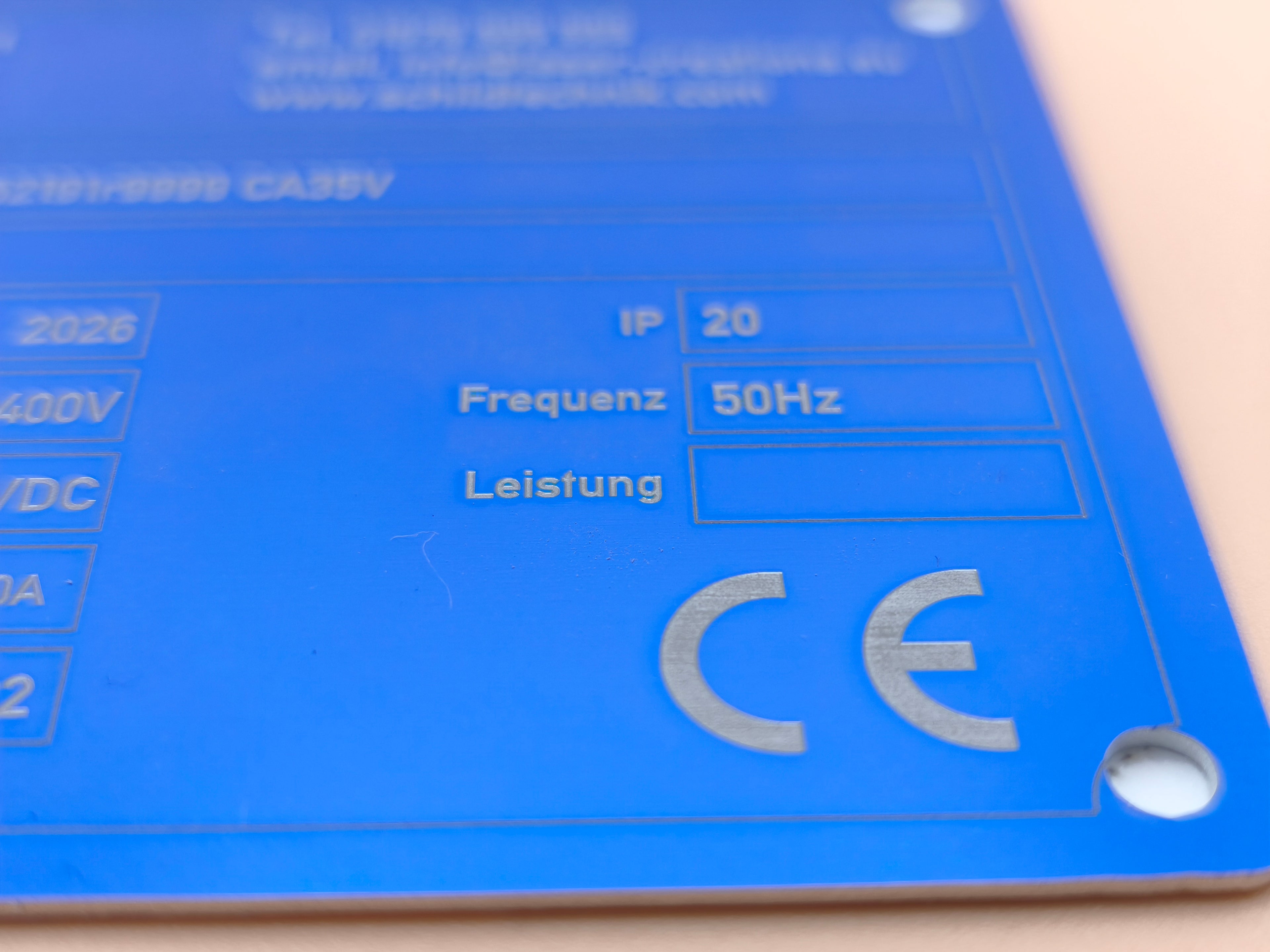 Anodisiertes Aluminium Typenschild 115×70 mm – Lasergravur nach Wunsch (mit 3M™ Klebefolie / 4 Bohrungen)