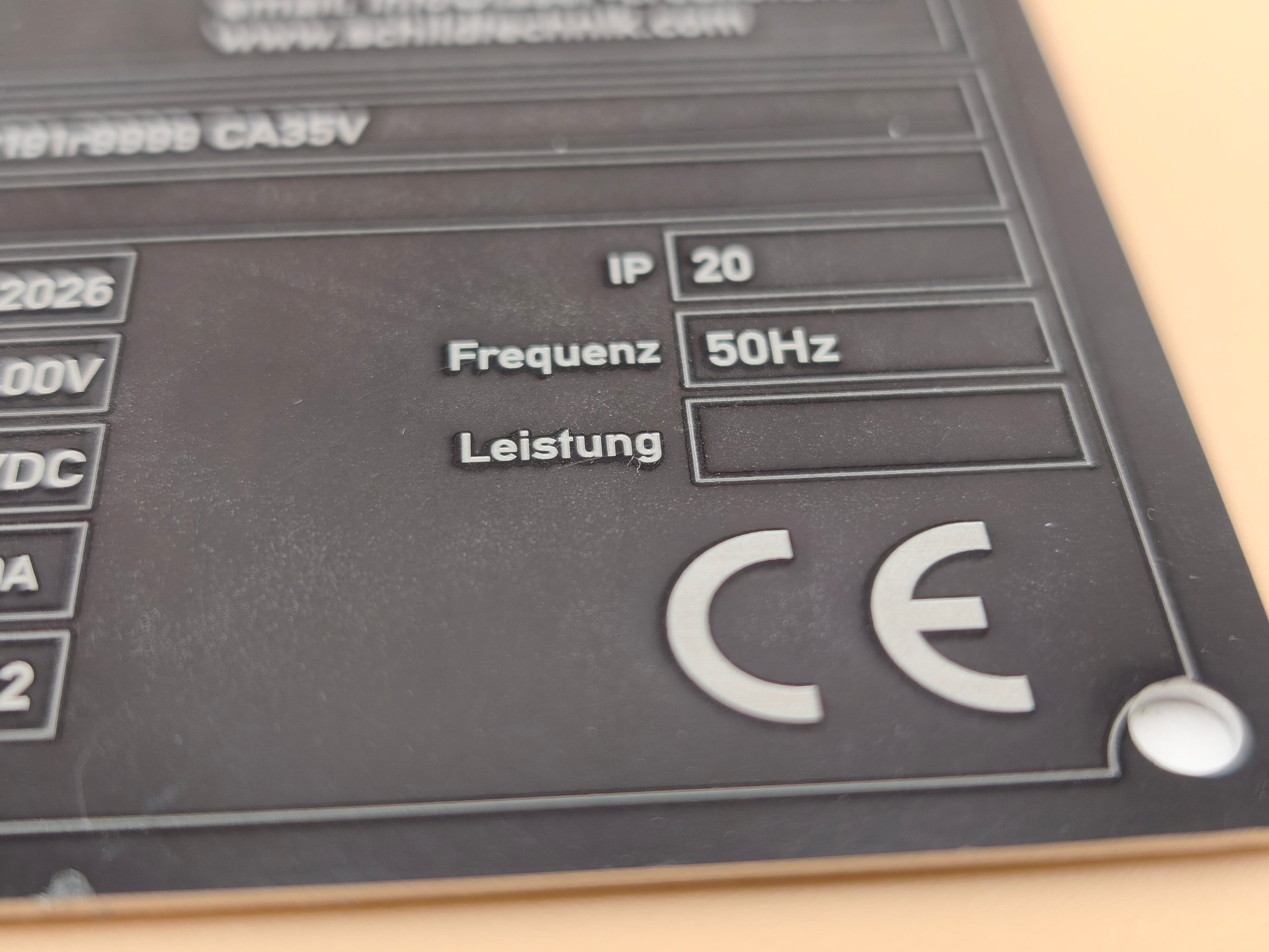 Anodisiertes Aluminium Typenschild 115×70 mm – Lasergravur nach Wunsch (mit 3M™ Klebefolie / 4 Bohrungen)
