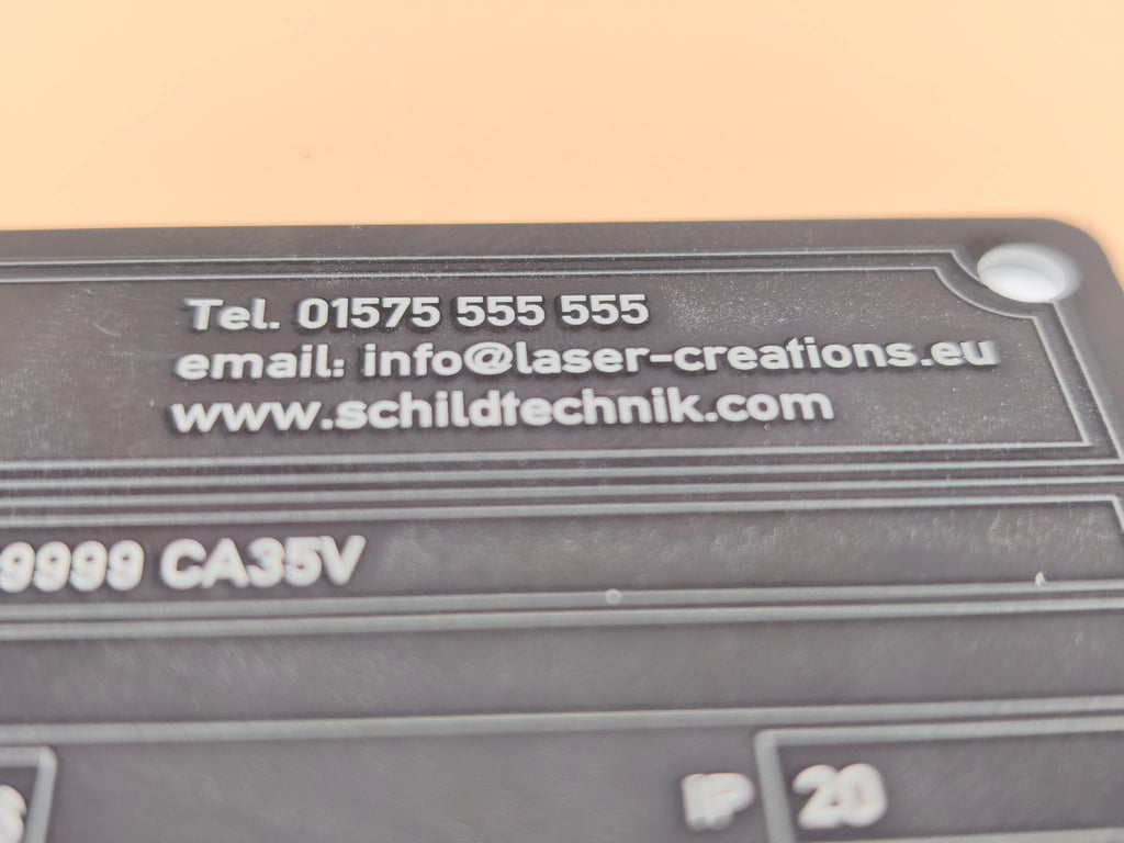 Anodisiertes Aluminium Typenschild 115×70 mm – Lasergravur nach Wunsch (mit 3M™ Klebefolie / 4 Bohrungen)