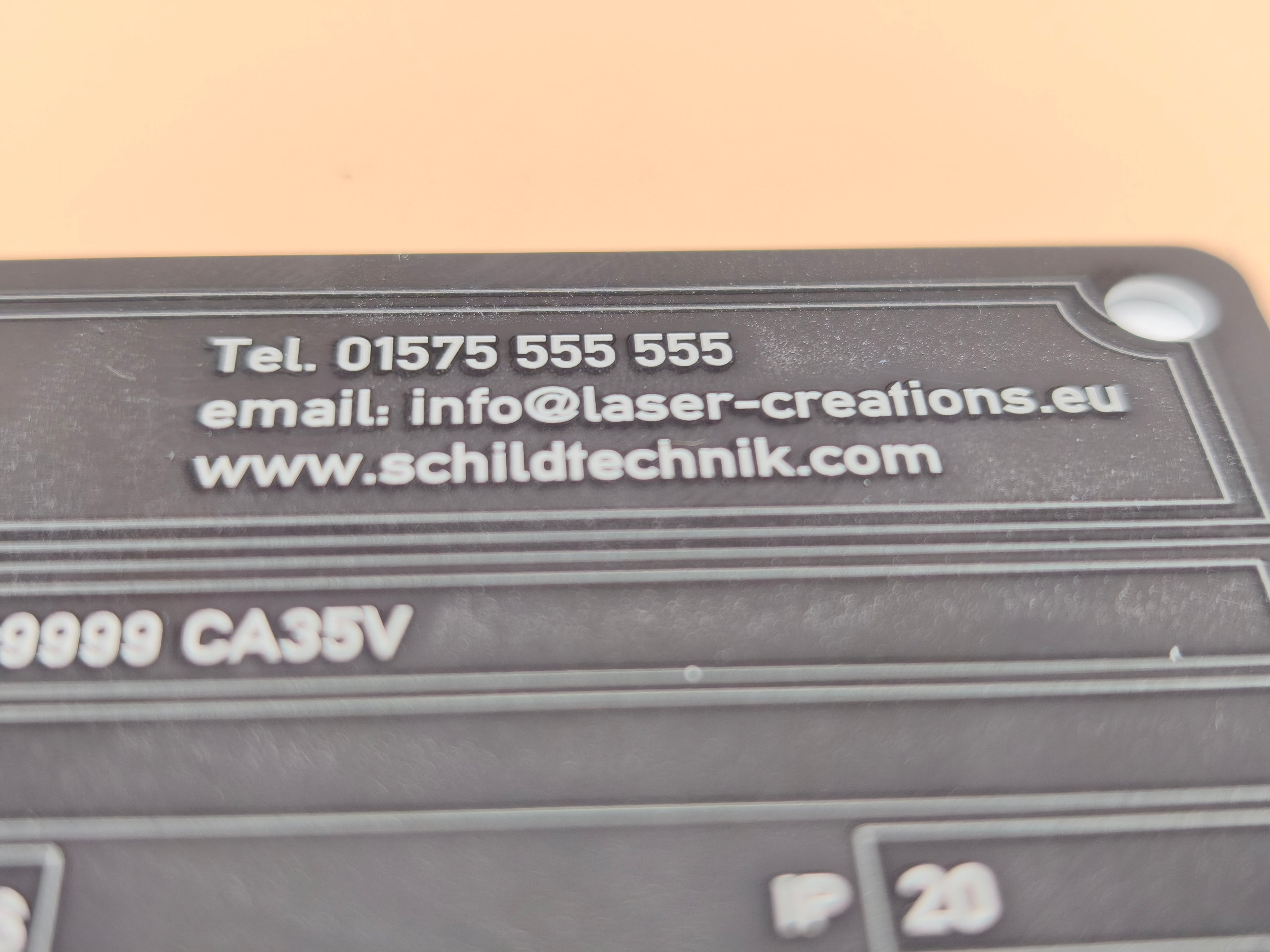 Anodisiertes Aluminium Typenschild 115×70 mm – Lasergravur nach Wunsch (mit 3M™ Klebefolie / 4 Bohrungen)