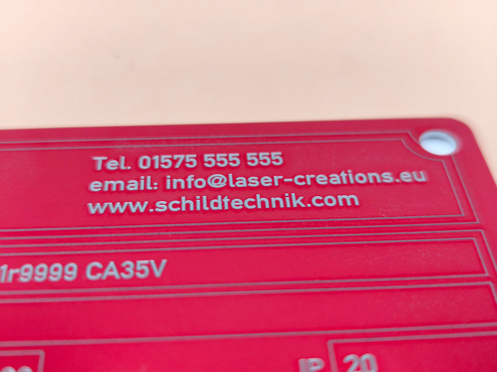 Anodisiertes Aluminium Typenschild 115×70 mm – Lasergravur nach Wunsch (mit 3M™ Klebefolie / 4 Bohrungen)