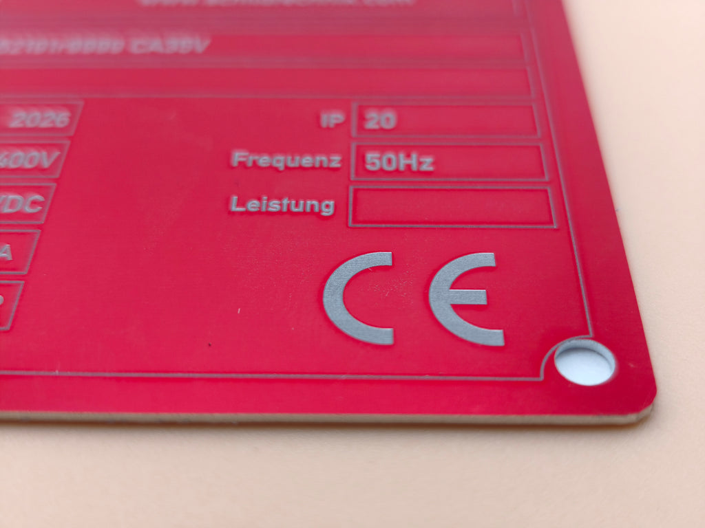 Anodisiertes Aluminium Typenschild 115×70 mm – Lasergravur nach Wunsch (mit 3M™ Klebefolie / 4 Bohrungen)