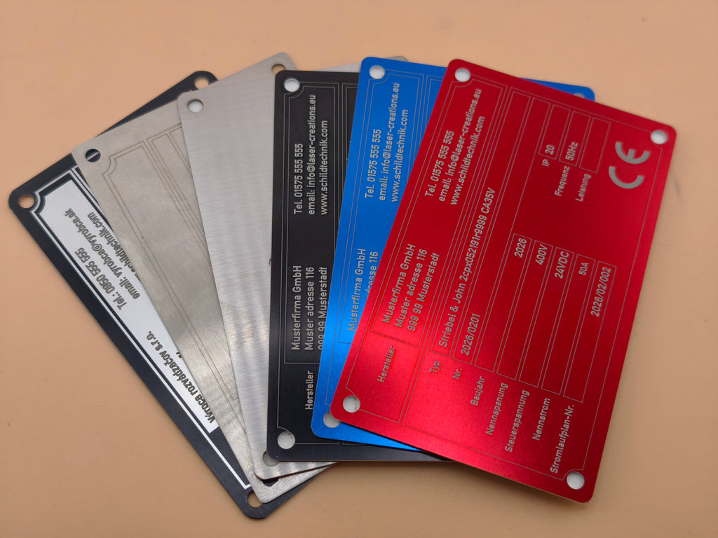 Anodisiertes Aluminium Typenschild 115×70 mm – Lasergravur nach Wunsch (mit 3M™ Klebefolie / 4 Bohrungen)