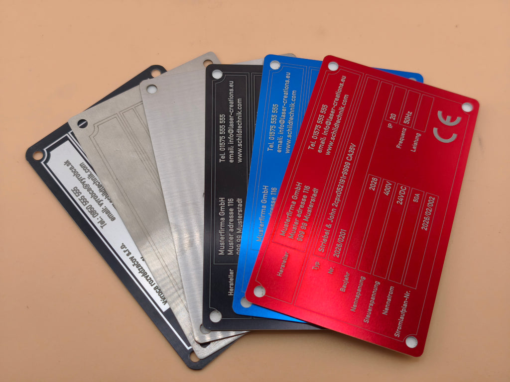 Anodisiertes Aluminium Typenschild 115×70 mm – Lasergravur nach Wunsch (mit 3M™ Klebefolie / 4 Bohrungen)