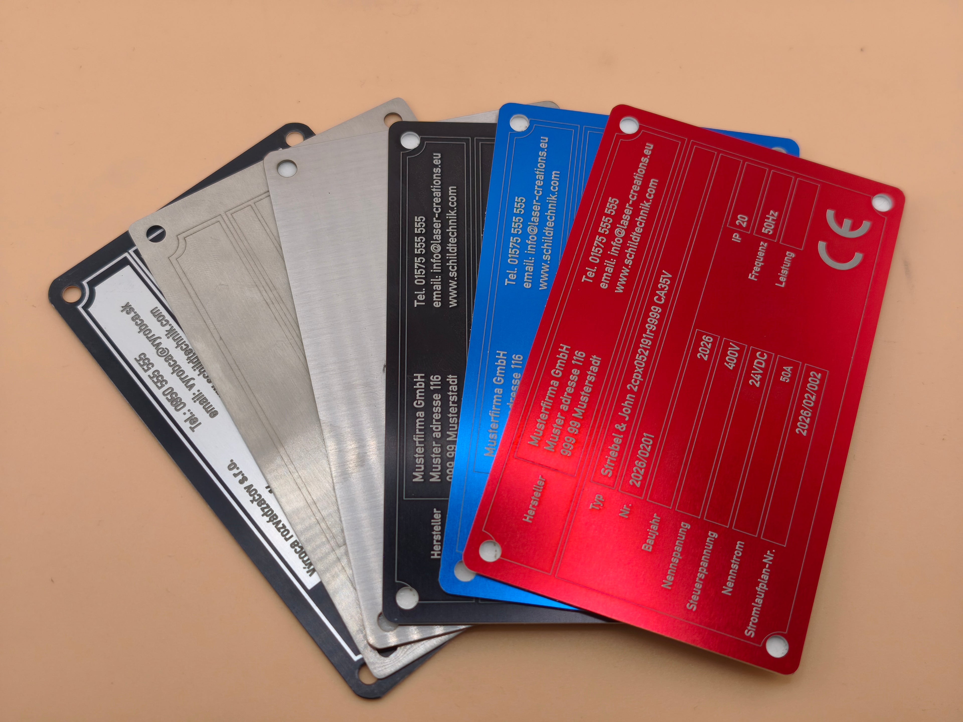 Anodisiertes Aluminium Typenschild 115×70 mm – Lasergravur nach Wunsch (mit 3M™ Klebefolie / 4 Bohrungen)