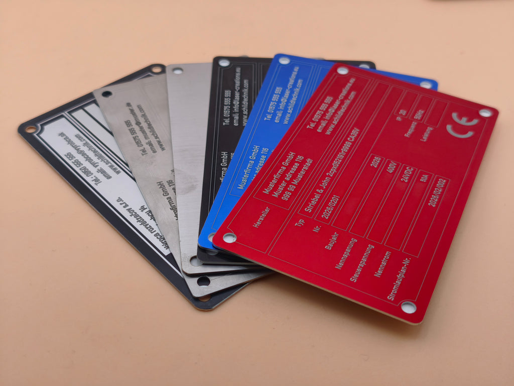 Anodisiertes Aluminium Typenschild 115×70 mm – Lasergravur nach Wunsch (mit 3M™ Klebefolie / 4 Bohrungen)