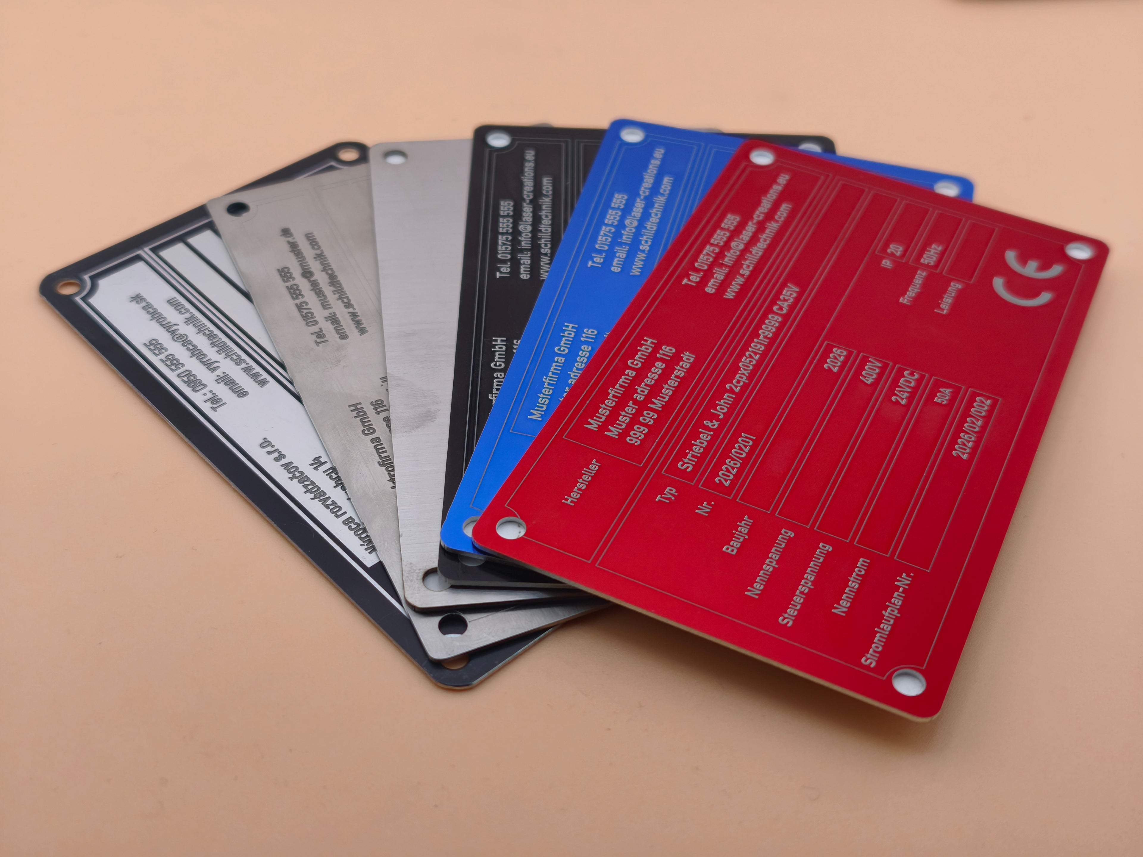 Anodisiertes Aluminium Typenschild 115×70 mm – Lasergravur nach Wunsch (mit 3M™ Klebefolie / 4 Bohrungen)